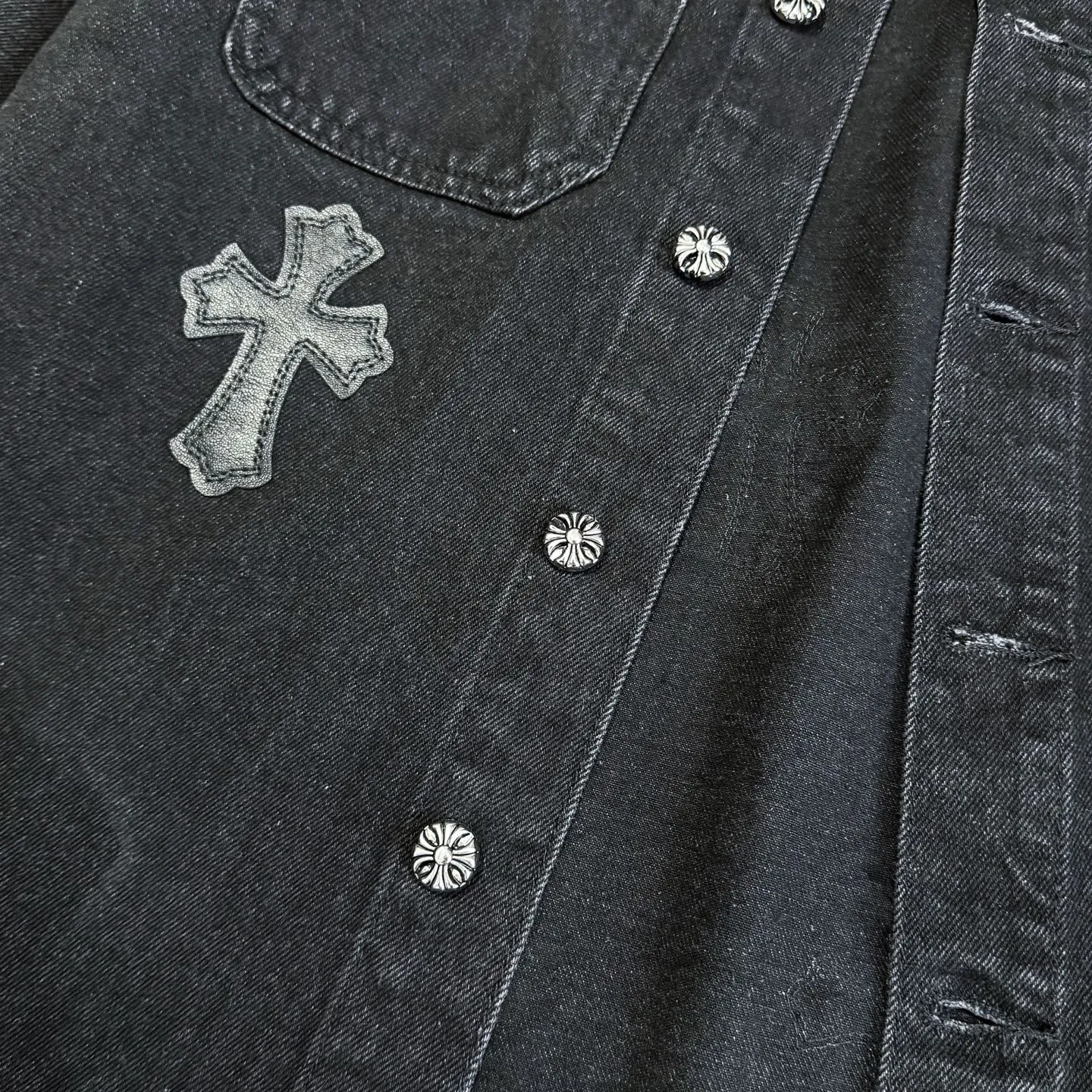 P260 CH Chromehearts 23ss denim cross patchwork leather black and white denim jacket. A super versatile denim jacket that is breathable, comfortable and elegant! The entire garment is made of super heavy-duty workmanship and is made of denim denim fabric imported from Japan. After the finished product is washed, the loss rate is extremely high! The whole body is made with old craftsmanship and the upper body is stylish! The body has multiple crosses and leather logos sewn on it! Because of the old craftsmanship, everything from gold five to three marks has been re-made with new molds, 100% restored to the original craftsmanship! All the leather characters are laser-aligned. The leather difference is definitely not the same as that of the super-fiber leather on the market. This year’s new sheep leather is used. The finished embroidery guarantees the quality of the entire product❗ It took nearly two months of back-and-forth production to get a satisfactory effect. The various cutting designs really took a lot of effort to achieve a satisfactory experience! The same style for men and women, great for couples!   Color: black with white label Size: S M L
